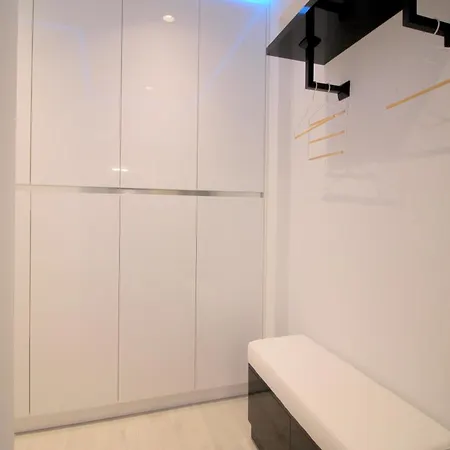 Oli Golden Apartment